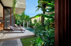 Villa Sophia Legian - Sun loungers by the pool